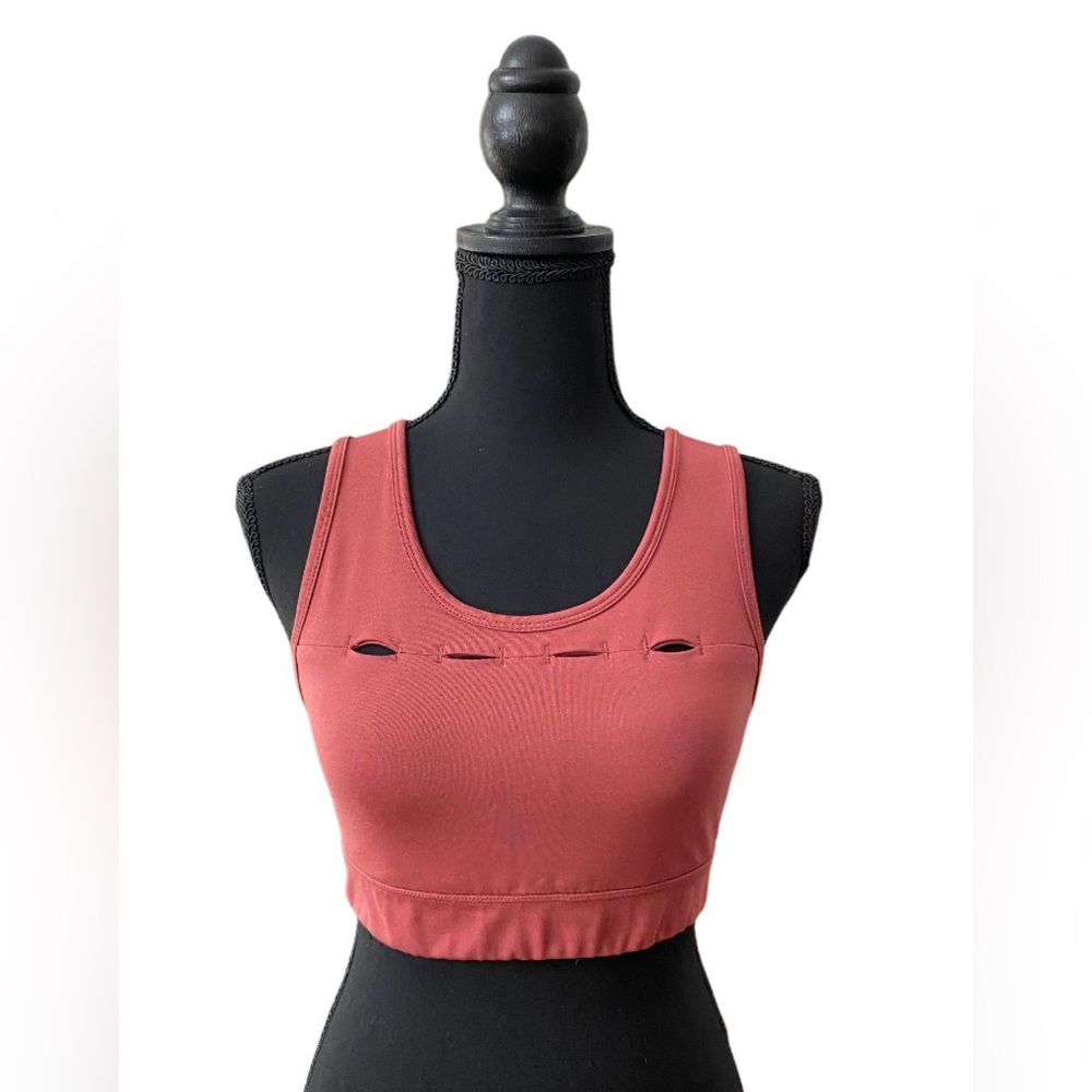 Jessica Simpson: Chic Mauve Sports Bra with Cut-Outs and Padded Inserts